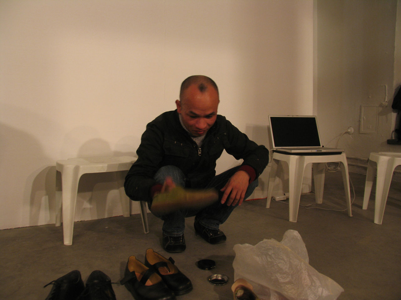 Photographic documentation of RYLLEGA Berlin (Performance by Truong Tan, 16 September 2008)